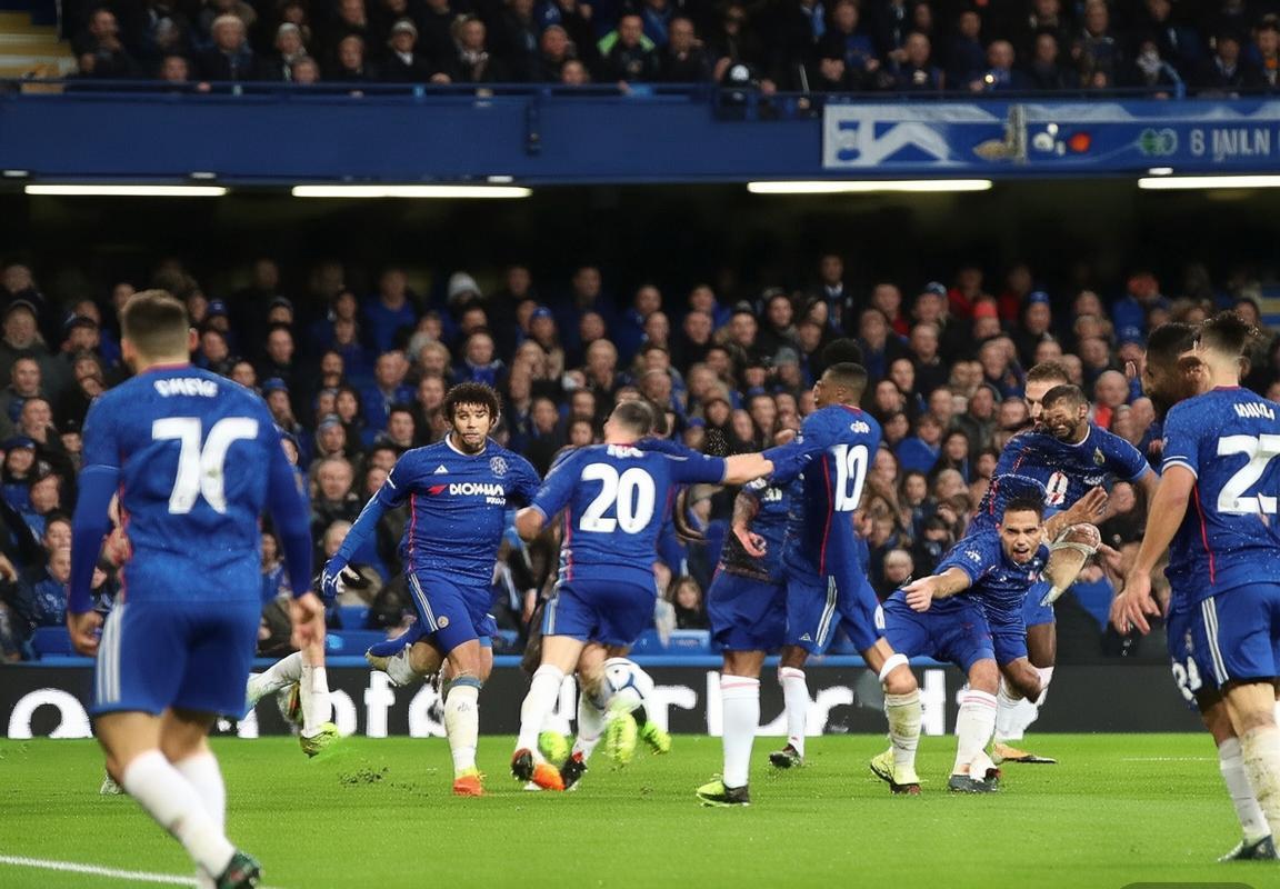 切尔西斯坦福桥2-0告捷，科尔·帕尔默破局马洛·古斯托建功，蓝军英超争四占先机